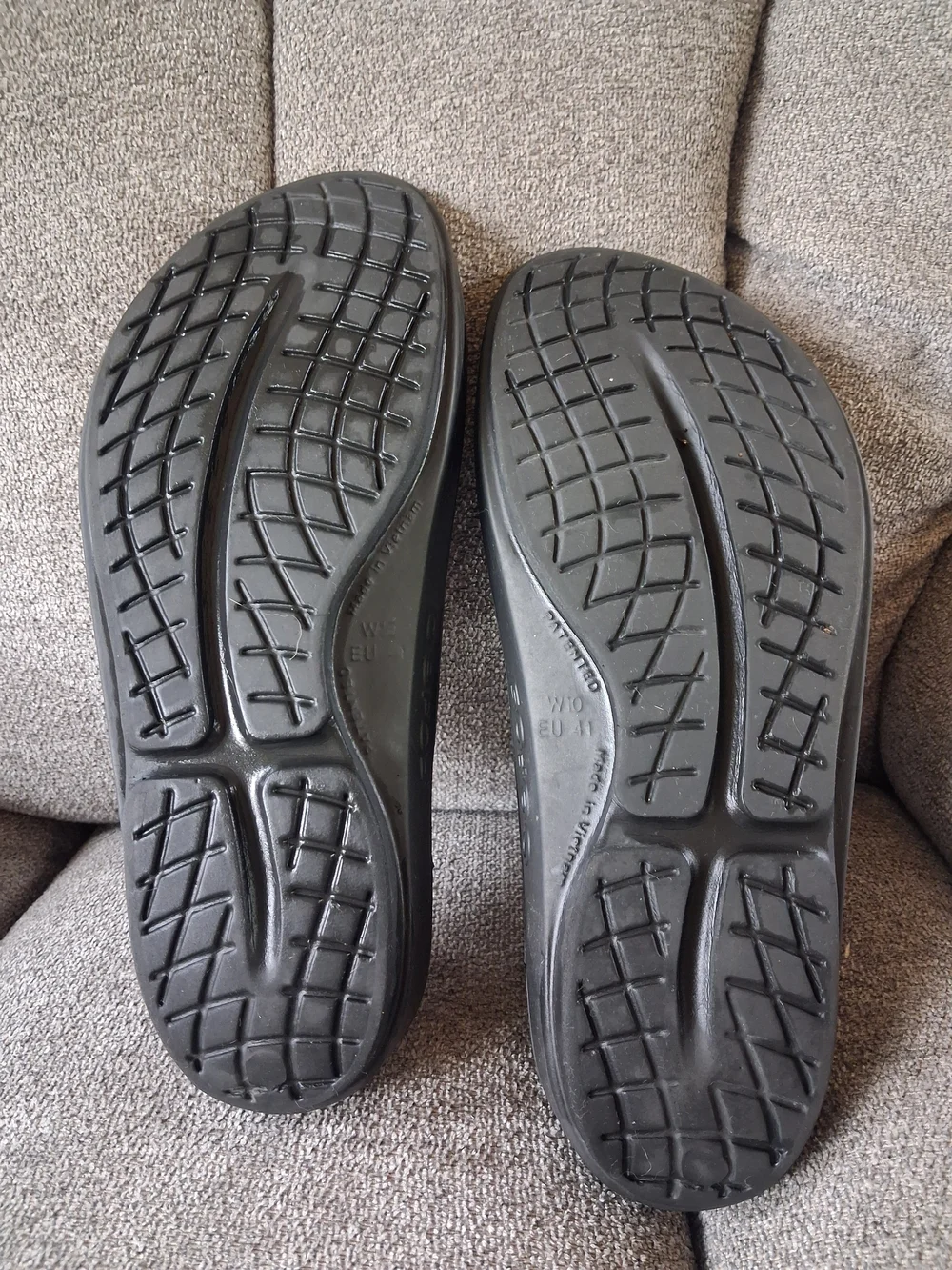 OOFOS Black Recovery Thong Sandals - Picture 3 of 5